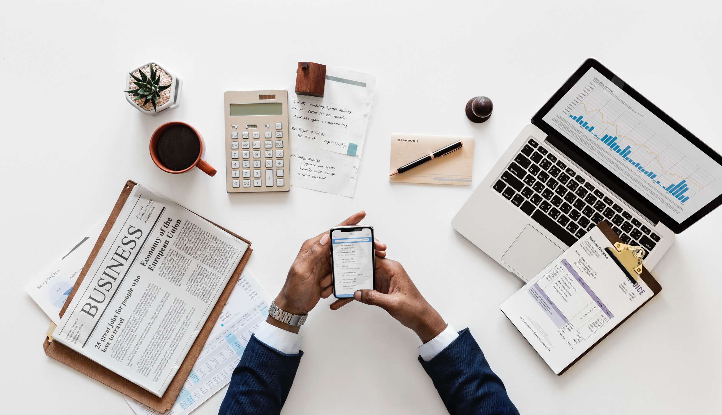 Contratos bancários e calculadora sobre a mesa